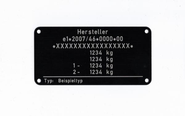 Var.15 Typenschild für die Fahrzeugklasse O1 und O2, beschriftet mit der Zusatzangabe Typ und Baujahr